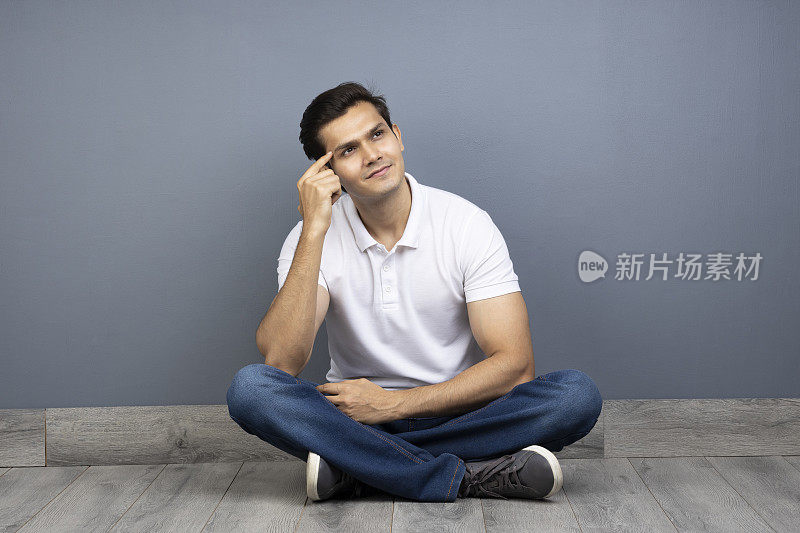 男人盘腿坐在地板上的stock photo